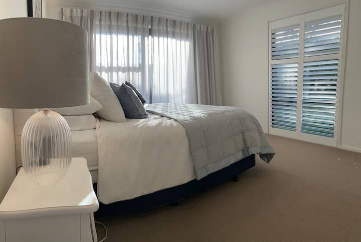 Მთავარი ოთახი დიდი საწოლით, რომელიც სლაიდერების გავლით გემბანზე გადის