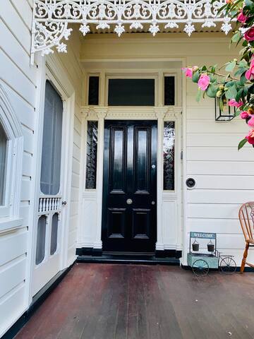 Sports fans’ top choice: Camberwell Vintage Abode gallery image 2