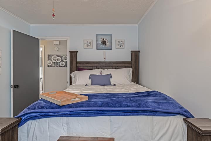 Chambre 2: 
1 lit Queen
1 TV