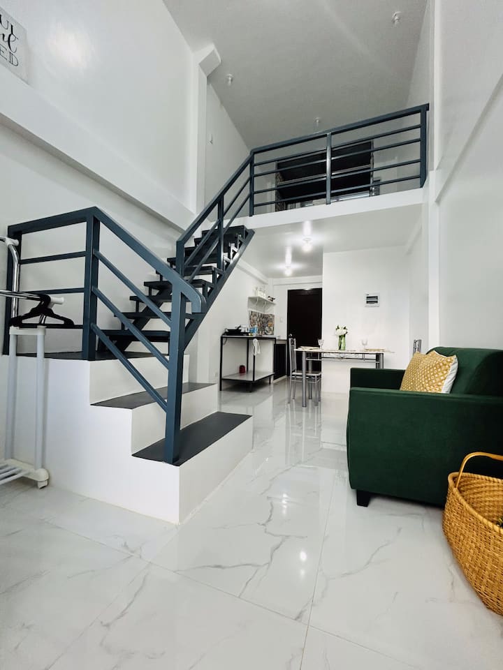 pohľad pri vstupe s úplne novým sedadlom lásky a malou kuchyňou a stolom na druhom konci