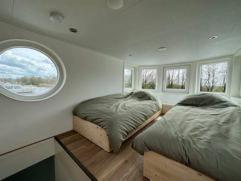 Successful Airbnb property: Houseboat in Friesland! in Fryslân