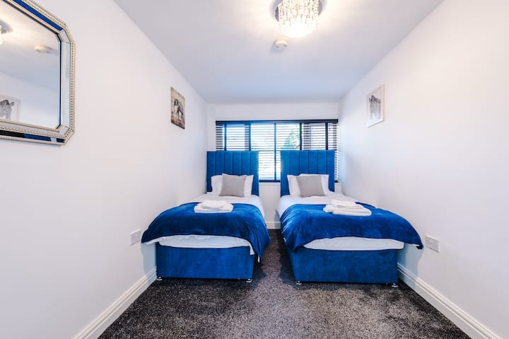 Habitación doble luminosa con camas cómodas y un diseño limpio y moderno