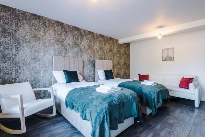 Amplio dormitorio doble con camas cómodas y decoración elegante.