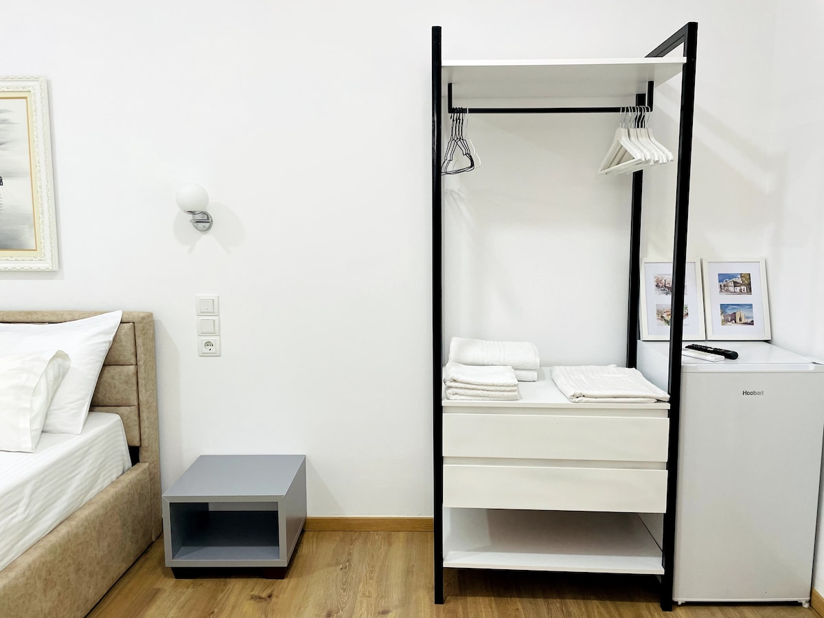 Er is een open dressoir om kleding op te hangen en op te bergen.