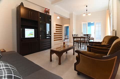 Popular Airbnb listing: Terpandros apartment "84 Square Meters" in Περιφερειακή Ενότητα Κεντρικού Τομέα Αθηνών