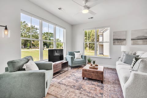 Sleek 3BR Pet-Friendly Oasis, Close to City