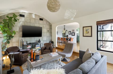 Top Airbnb: 5 Star Luxury Private Oasis • Hot Tub • LA in Mid Wilshire