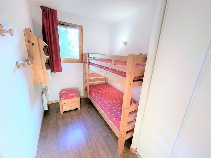 Chumba cha watoto, kinachofaa pamoja na vitanda vyake 2 vya ghorofa na hifadhi yake yote