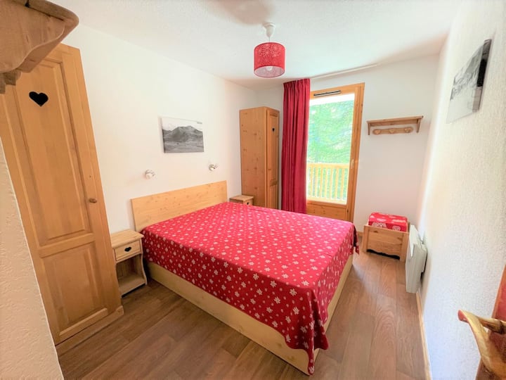 Chumba cha mzazi kilicho na kitanda chake kikubwa cha watu wawili, chenye joto na starehe