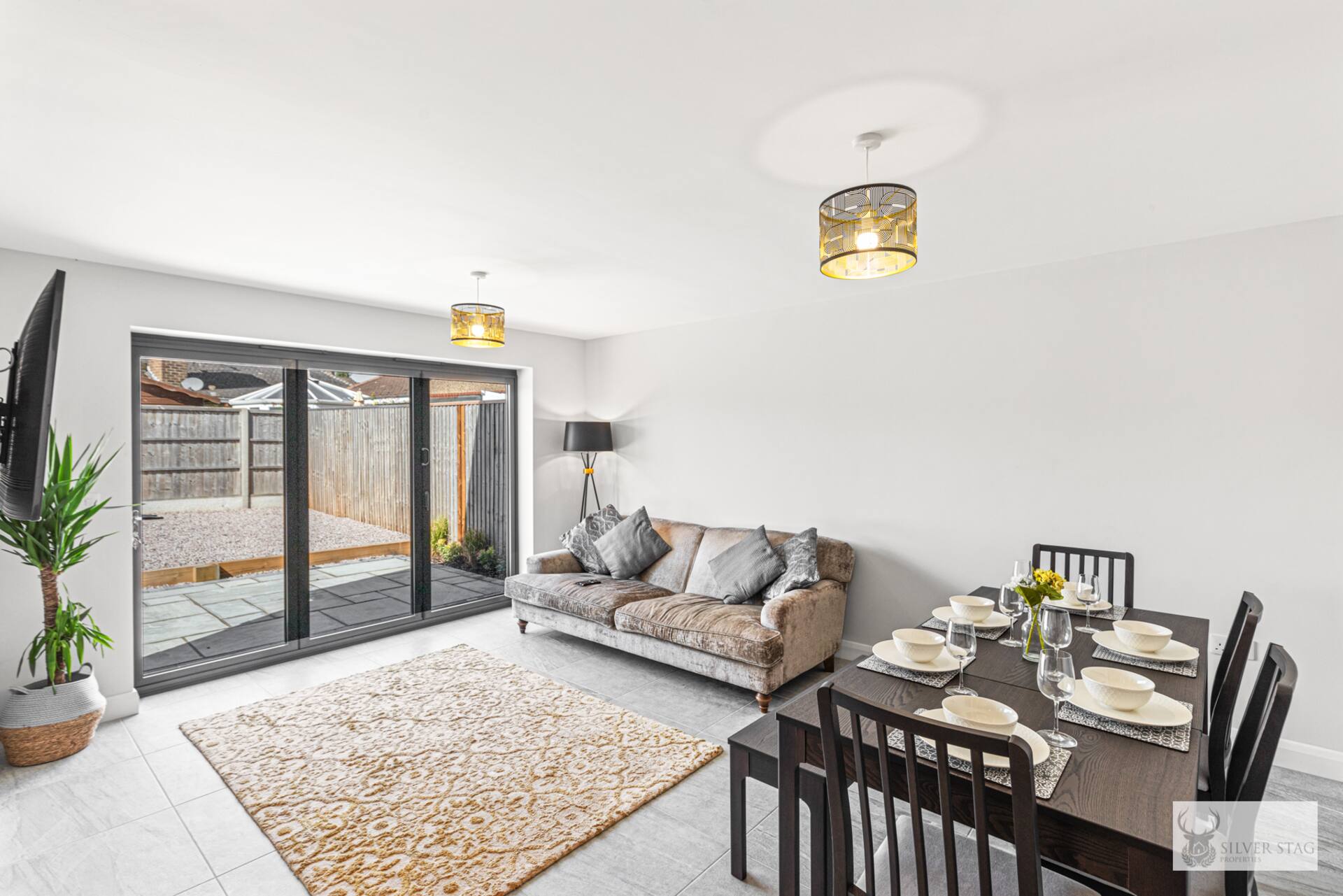 Elegant 5-Bed House with ample parking