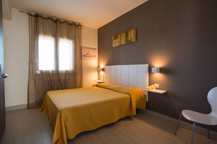 Спална соба со брачен кревет (широк 150-179 