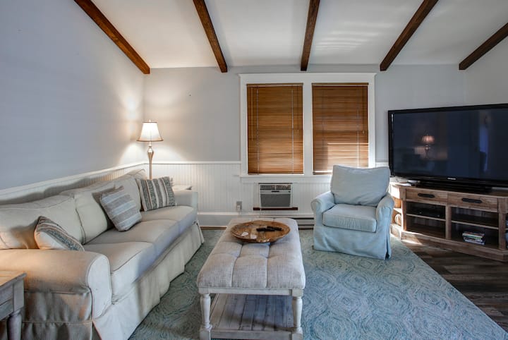 Cape May • 1 Block To Beach
Sleeps 11 • 3 Decks - Cape May, NJ