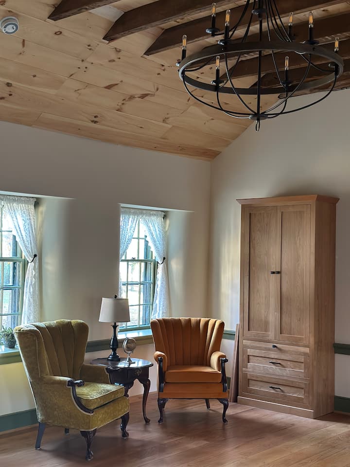 Perfektný priestor na posedenie, kde si môžete vychutnať dobrú knihu so šatníkom na zavesenie oblečenia a usadiť sa ako doma.