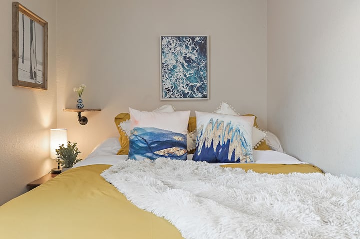 Двойна спалня, нощно шкафче, стенно нощно шкафче