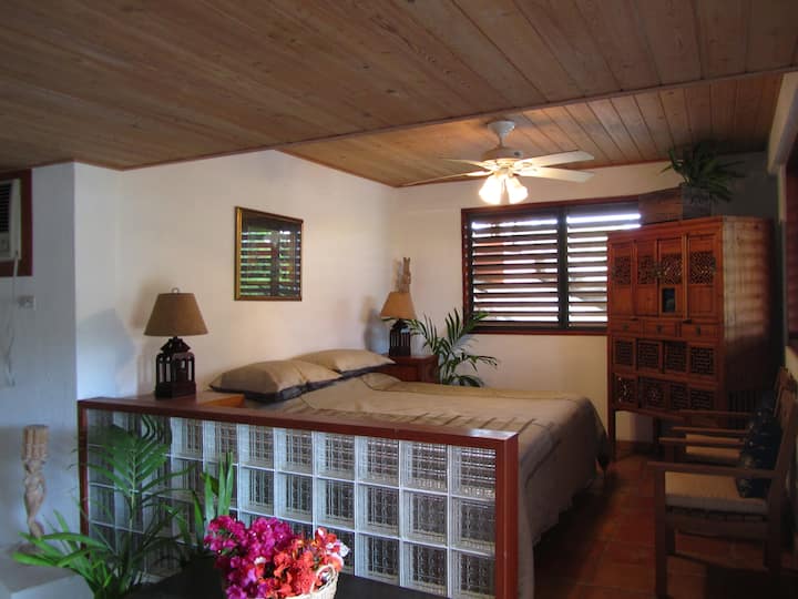 Dhoma e gjumit 2 ka një banjë ngjitur, kuzhinë dhe një zonë gjumi të ngritur. Ndodhet poshtë shtëpisë kryesore dhe hapet në verandën e pishinës.

Krevati mund të bëhet si krevat dopio ose dy krevate dopio.