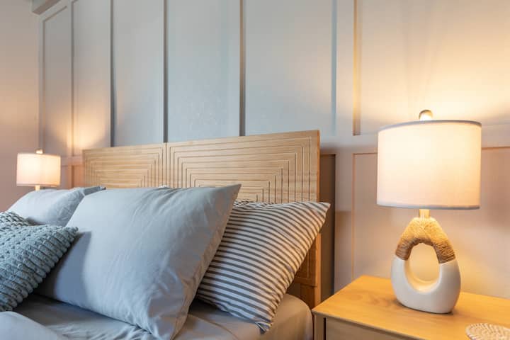 ห้องนอนใหญ่พร้อมกระดานแบบกำหนดเองและผนังเน้นแบตเทน 