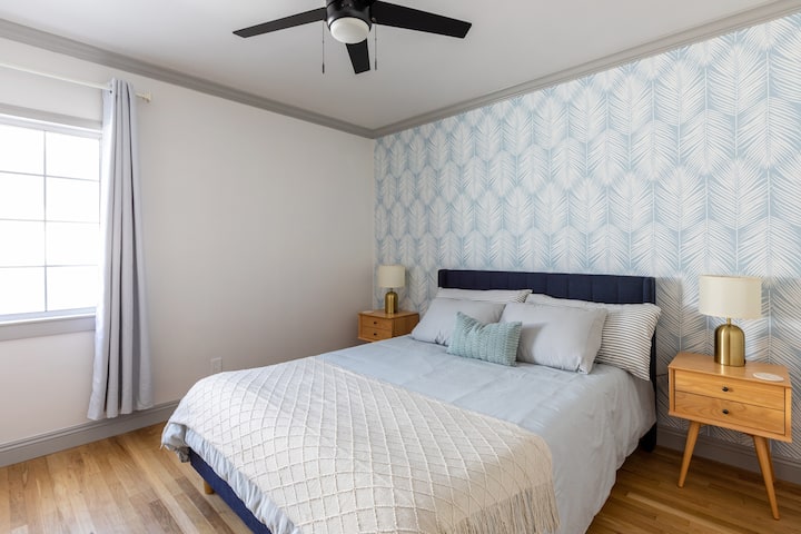 ห้องนอนปาล์มสีฟ้าพร้อมที่นอนเมมโมรี่โฟมขนาดควีนไซส์แสนสบาย 