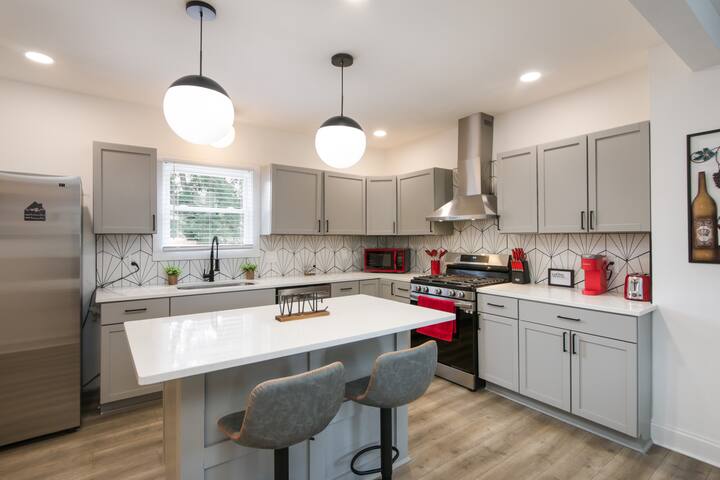 Spacious 4BR w/ Game Room & Yard Walk to OSU gallery image 4