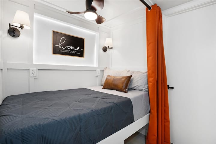 El rincón de la cama cuenta con una cortina que oscurece la habitación para cerrar para una noche de descanso tranquilo