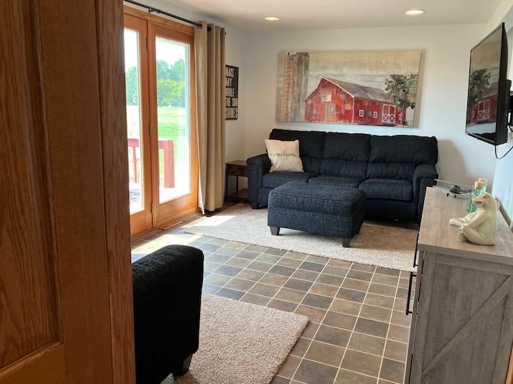 أريكة في الغرفة الأمامية