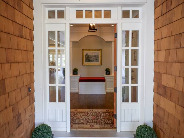 Beautiful Country home on a shared 4 acre parcel gallery image 2