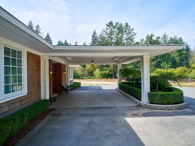 Beautiful Country home on a shared 4 acre parcel gallery image 3