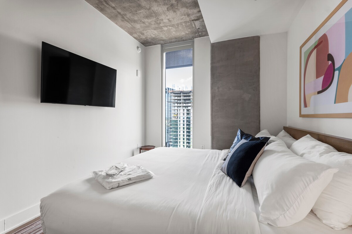 Riverside Condo | Luxury High-Rise + Rooftop Pool!