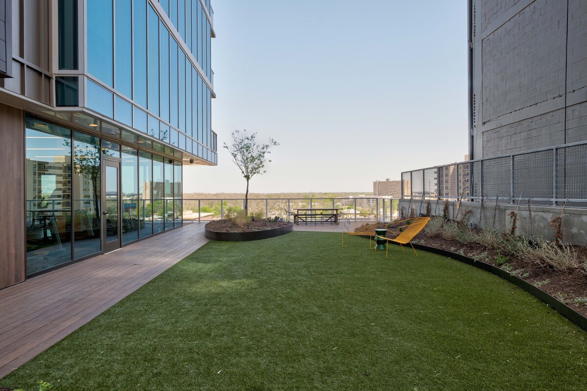 Riverside Condo | Luxury High-Rise + Rooftop Pool!