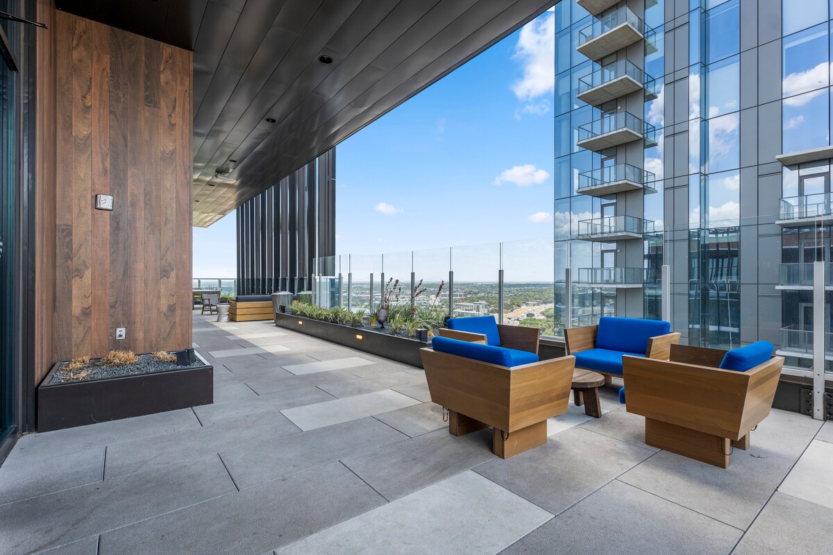 Riverside Condo | Luxury High-Rise + Rooftop Pool!