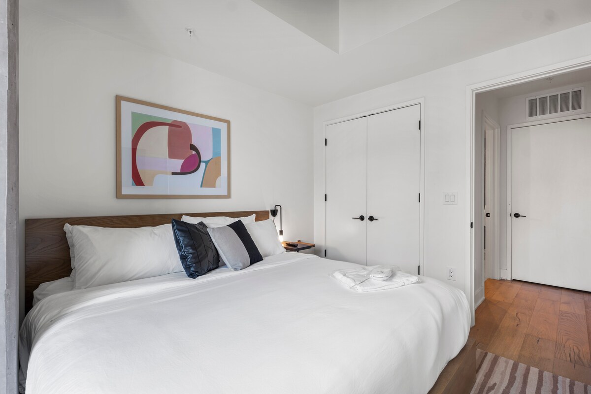 Riverside Condo | Luxury High-Rise + Rooftop Pool!