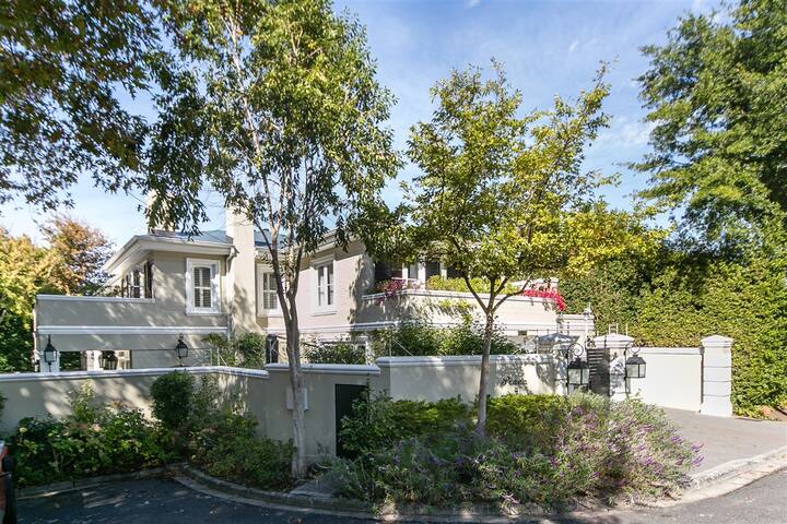 Magnificent House with Garden & Mountain View gallery image 3