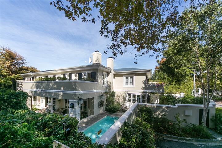 Magnificent House with Garden & Mountain View gallery image 4