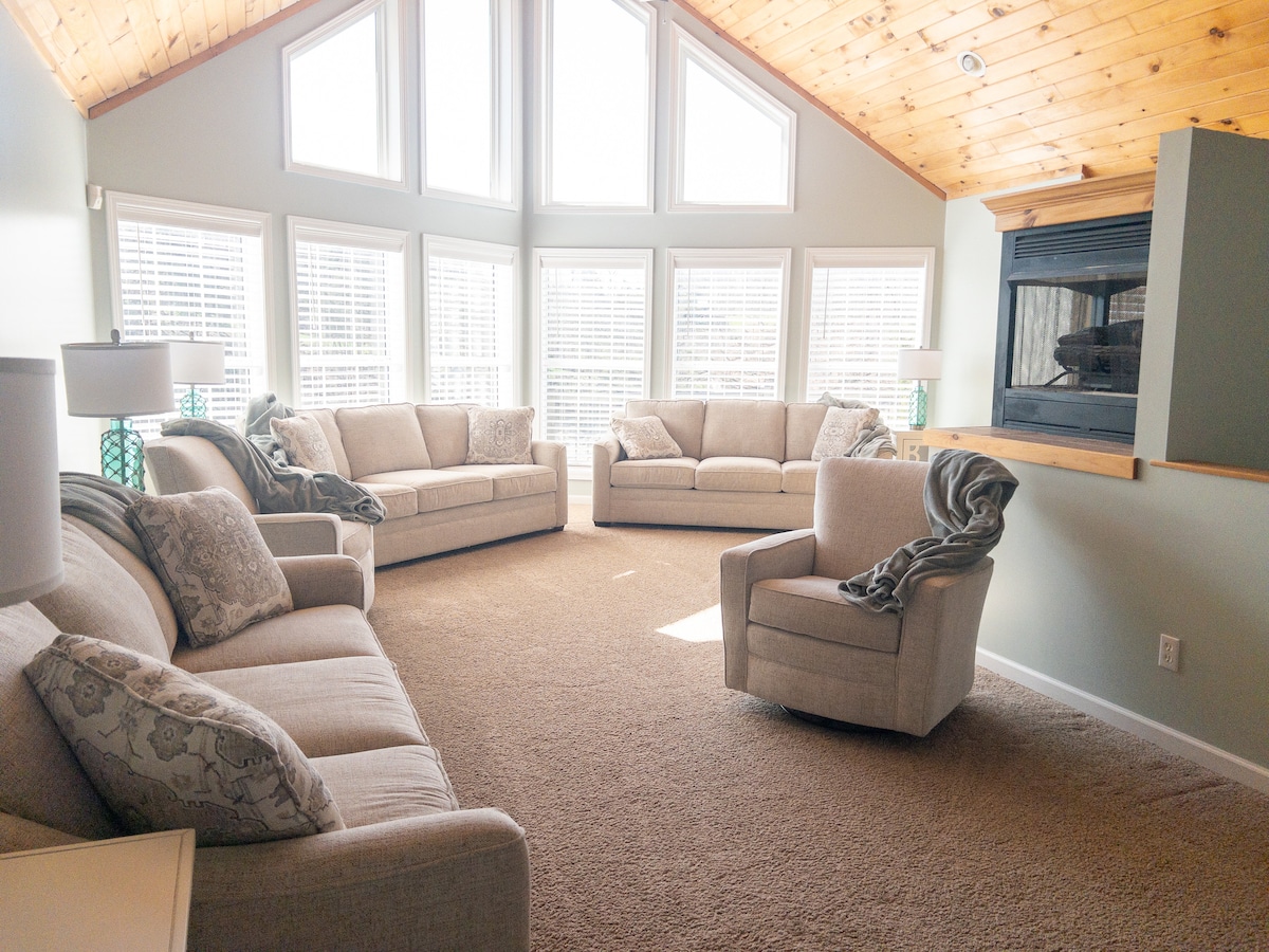 Top Airbnb: Smoky Mountain Lake House in Dandridge