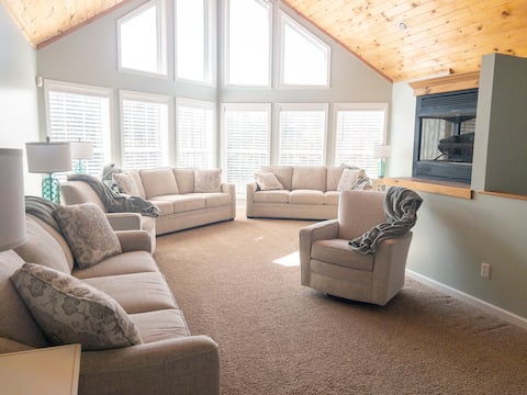 Top Airbnb: Smoky Mountain Lake House in Dandridge