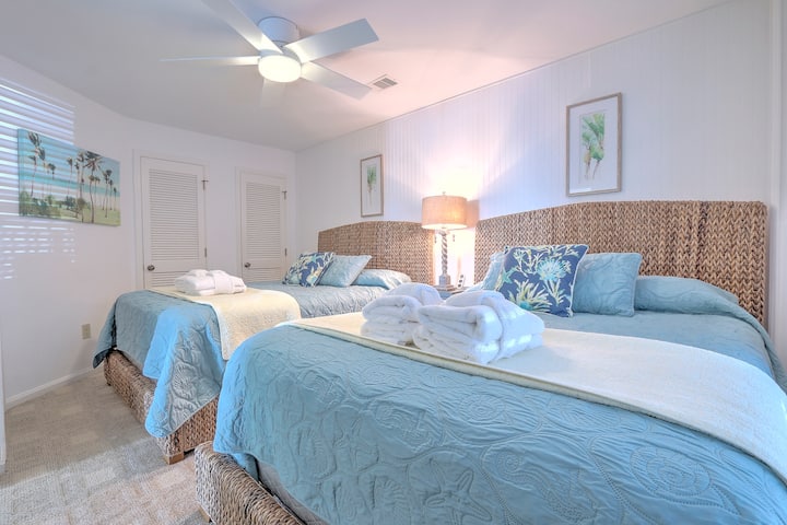 غرفة نوم للنزلاء تضم سريرين كوين.