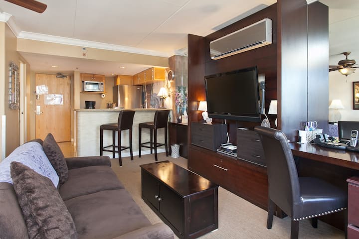 Obývačka s výhľadom na kuchyňu.