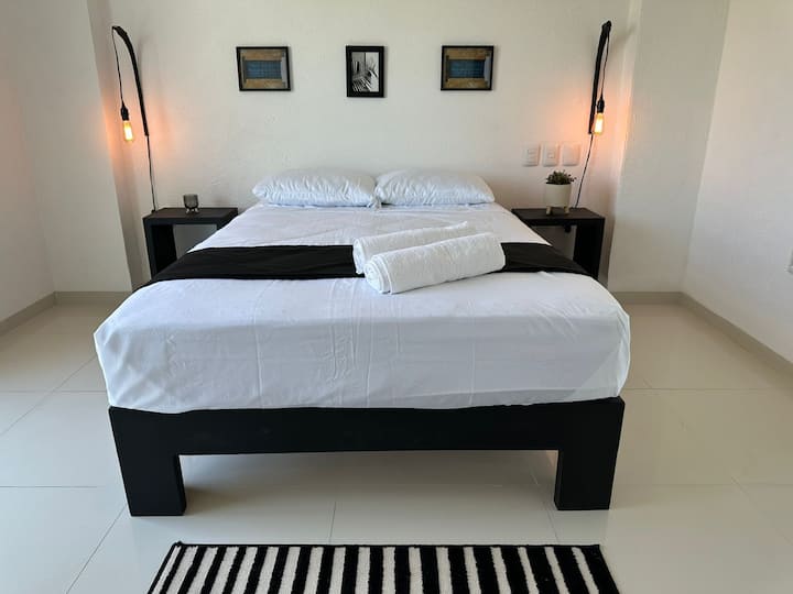 غرفة رئيسية 
تطل ⛳️ على نادي الجولف في المدينة والخليج  