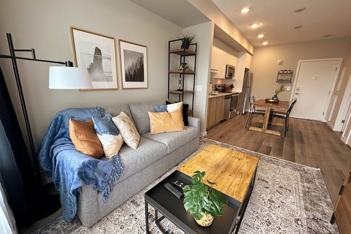 Ingia katika ulimwengu wa uzuri wa kisasa na starehe unapoingia kwenye eneo letu la wazi la kuishi ambalo linakuza mshikamano. Ubunifu wa dhana ulio wazi unahakikisha kwamba kila mtu anaweza kuendelea kuunganishwa, iwe unapika, unakula, au unapumzika. 