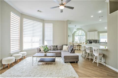 Popular Airbnb listing: 10 mins from DFW | 1 Story Modern | Pet Friendly in Irving