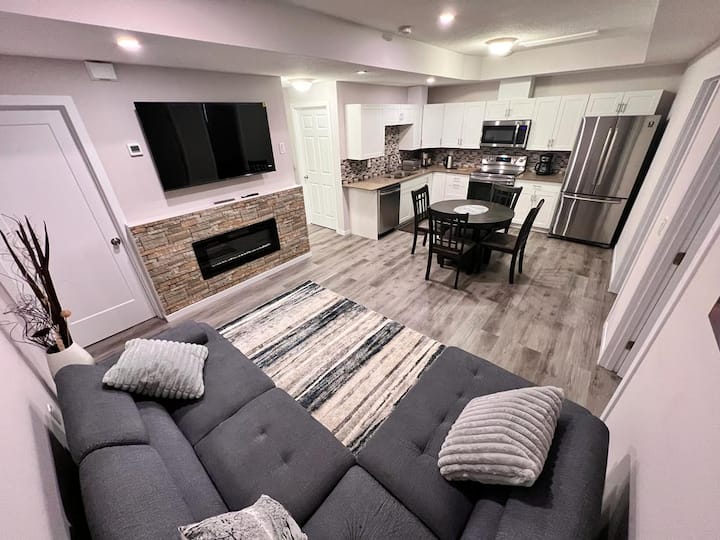 Luxurious 2-bed Bsmt Suite With Private Entrance - Edmonton