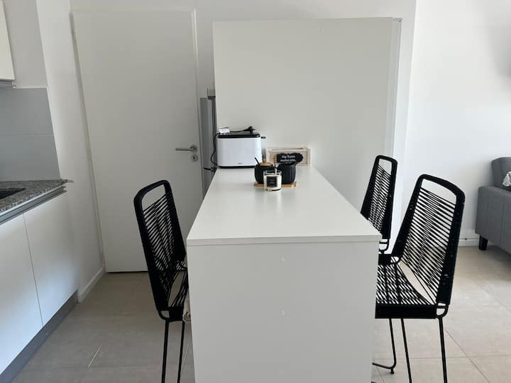 Apartamento novo com vaga de garagem perto da UADE em Monserrat