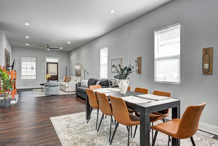 Spacious 5 Bedroom Bungalow In Indy - Indianapolis, IN