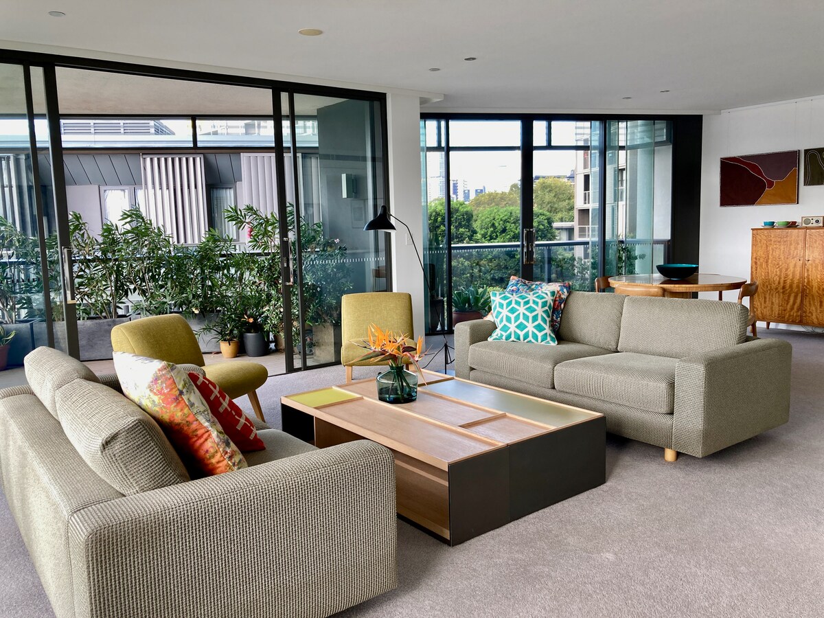 Top Airbnb: Large Luxury Waterside Apartment in Pyrmont