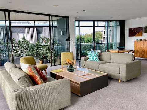 Top Airbnb: Large Luxury Waterside Apartment in Pyrmont