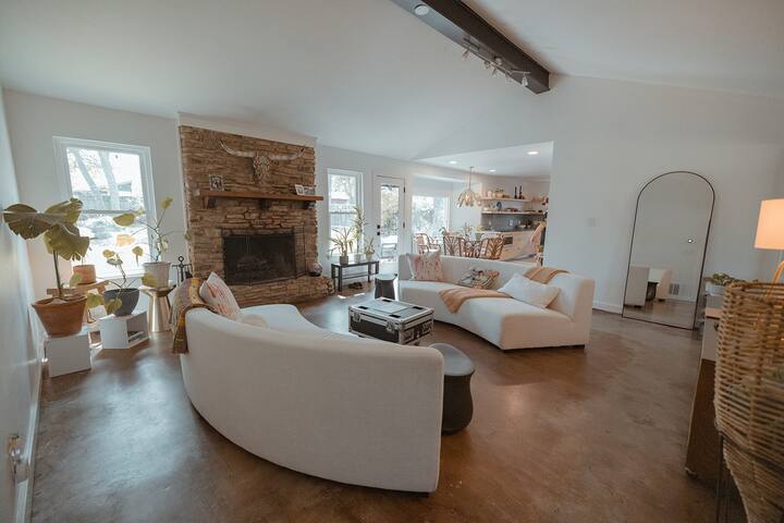 South Austin House w/ Pool – Mins to Downtown gallery image 4