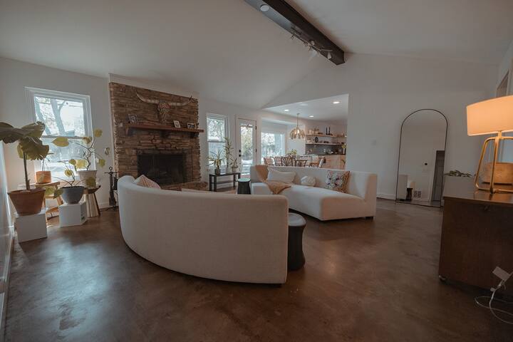 South Austin House w/ Pool – Mins to Downtown gallery image 5