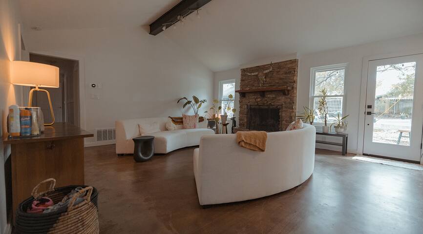 South Austin House w/ Pool – Mins to Downtown gallery image 3