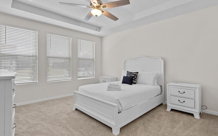 1号卧室（主楼/一楼）
标准双人可调节床、双床头柜、吊扇。 套房浴室配备双水槽和瓷砖步入式淋浴间。 