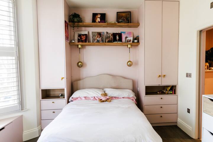 Beautifully Curated 4 Bed Family Home w/ Garden gallery image 5