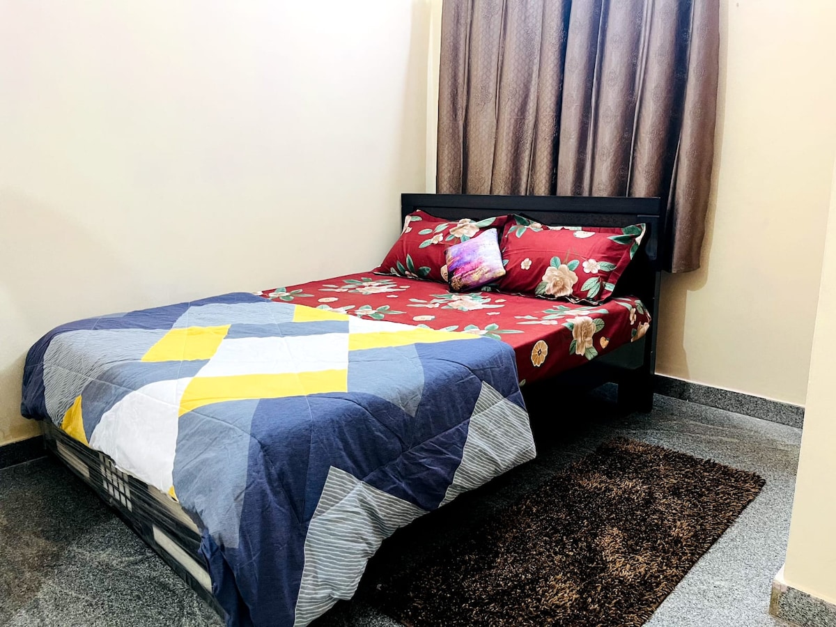 标准双人床，配备优质的物品和pellow